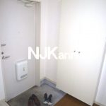 武蔵野市中町2丁目のシステムキッチン付2DK賃貸マンション(玄関の写真)