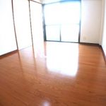 三鷹駅徒歩15分、武蔵野市西久保3丁目のバストイレ独立ロフト付1DK賃貸マンション(居室・リビングの写真)